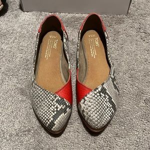7.5 Toms Red/Snake print